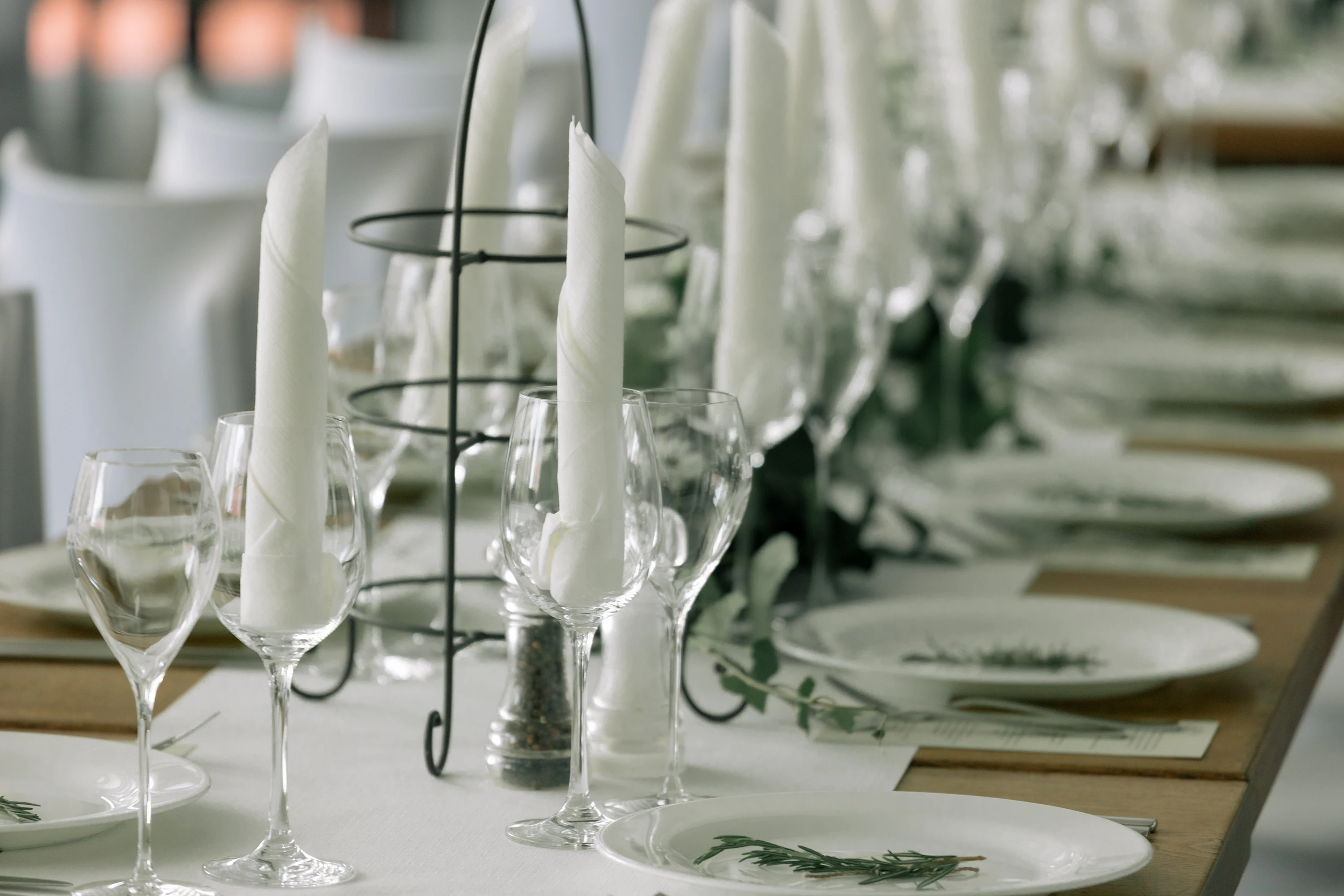 Ein dekorierter Tisch der Hochzeitsgesellschaft.